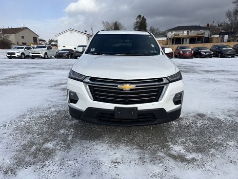 Used 2023 Chevrolet Traverse LT image 2