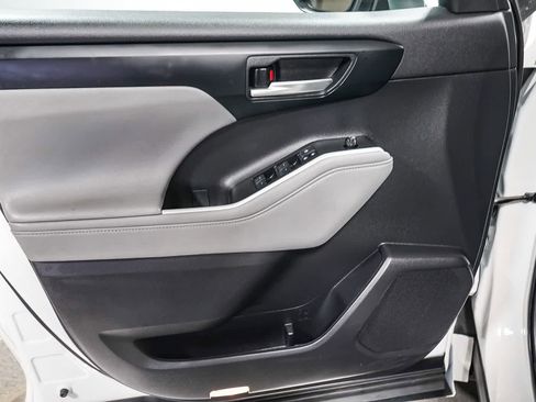 Certified 2021 Toyota Highlander XLE image 23