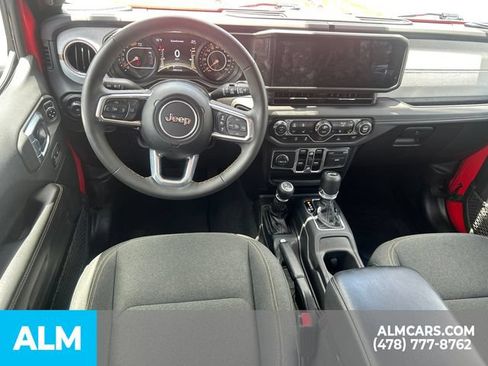 Used 2025 Jeep Wrangler Unlimited Sahara AWD/4WD image 23