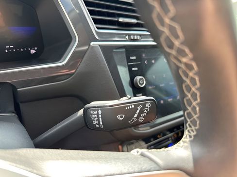 Used 2024 Volkswagen Tiguan SE image 33