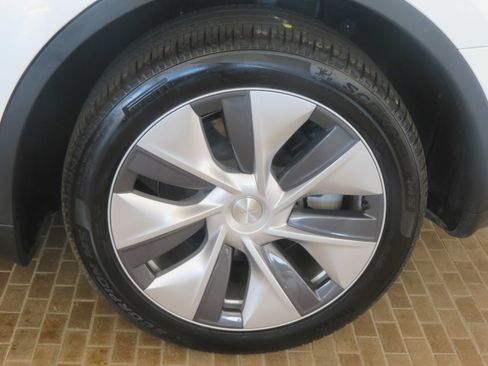 Used 2024 Tesla Model Y Long Range AWD/4WD image 8