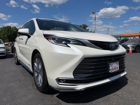 Used 2021 Toyota Sienna Platinum FWD image 3