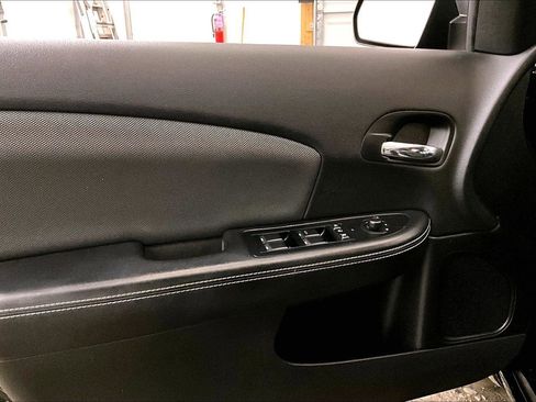 Used 2013 Dodge Avenger SE image 23