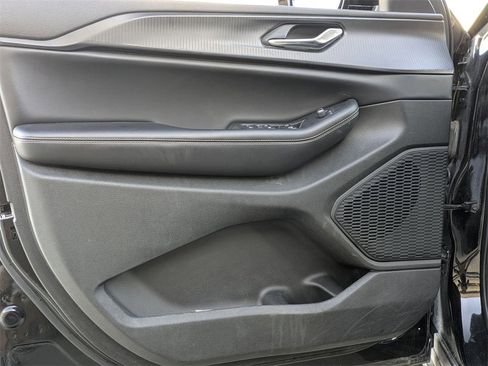 Used 2024 Jeep Grand Cherokee Altitude image 11