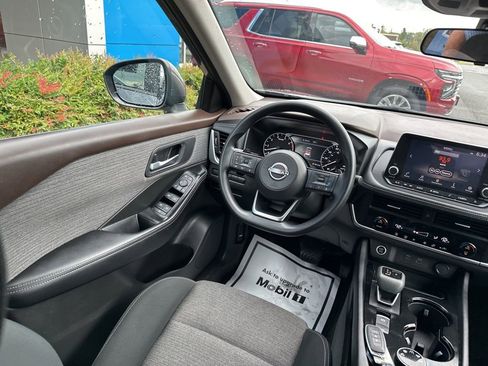 Used 2023 Nissan Rogue SV image 12