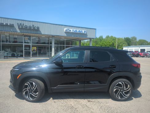 Used 2025 Chevrolet TrailBlazer RS w/ Convenience Package AWD/4WD image 2