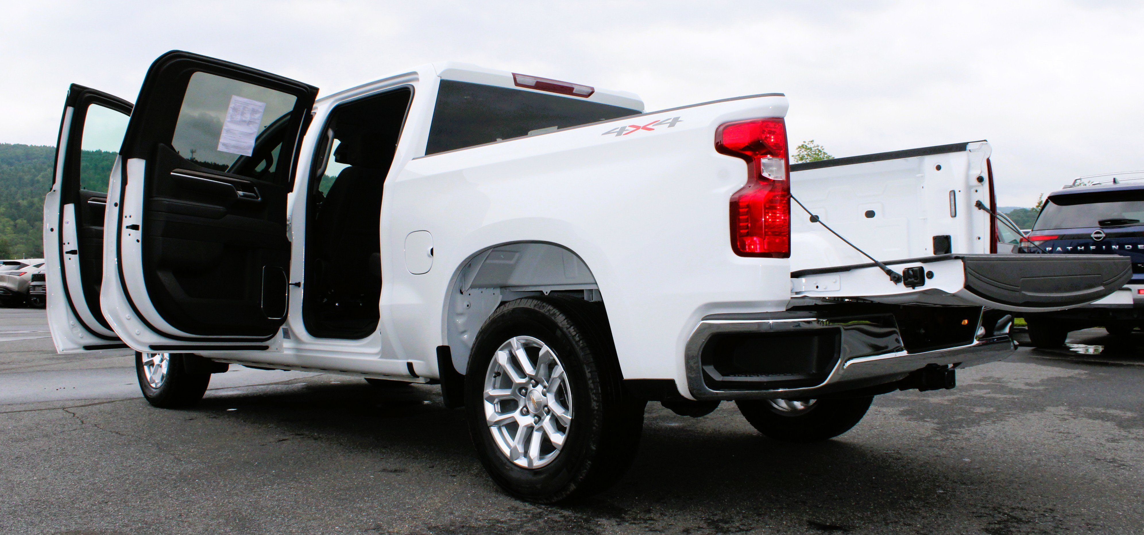 Used 2025 Chevrolet Silverado 1500 LT AWD/4WD image 16