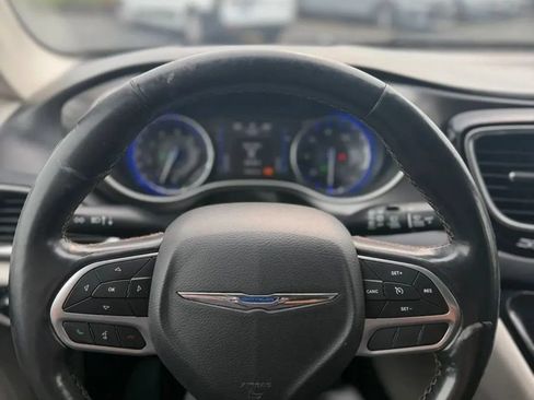 Used 2020 Chrysler Pacifica Touring-L FWD image 13