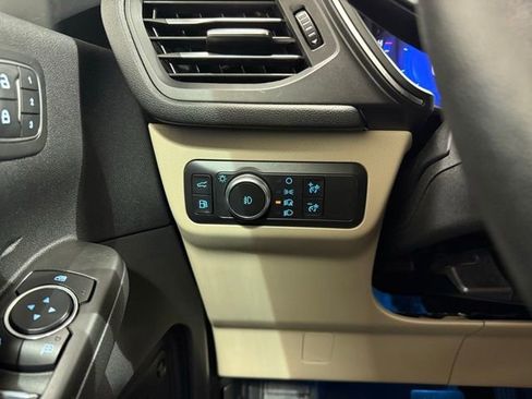 Used 2020 Ford Escape Titanium image 17