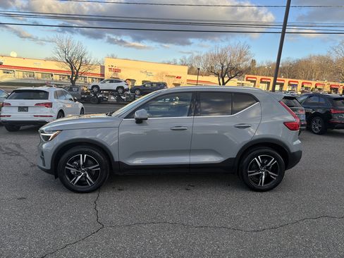 Certified 2025 Volvo XC40 B5 Core image 4