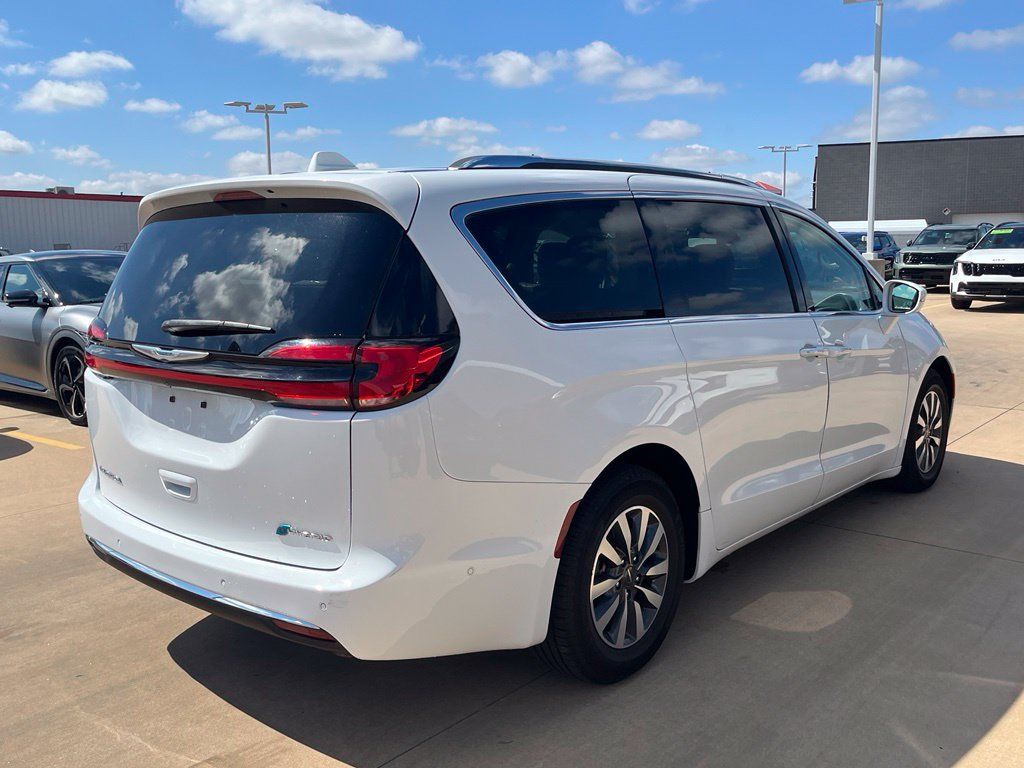 Used 2021 Chrysler Pacifica Touring-L FWD image 3