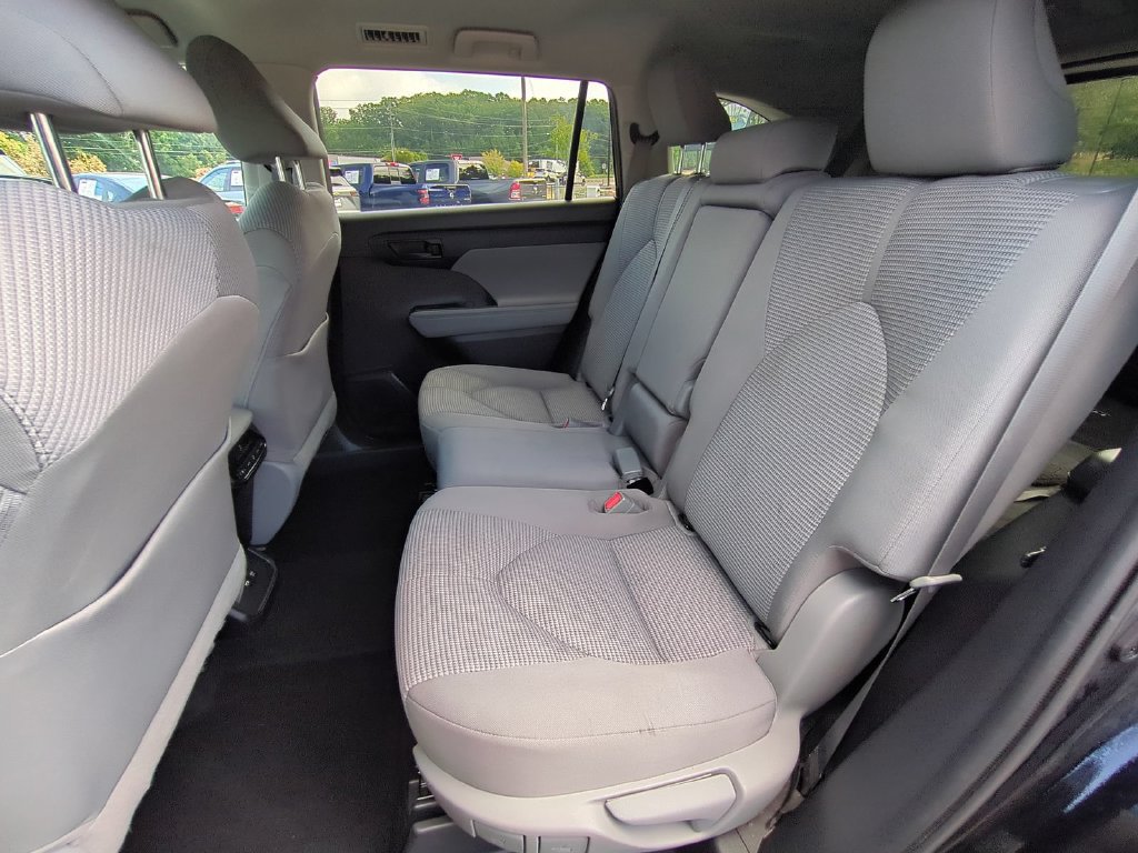 Used 2020 Toyota Highlander LE FWD image 12