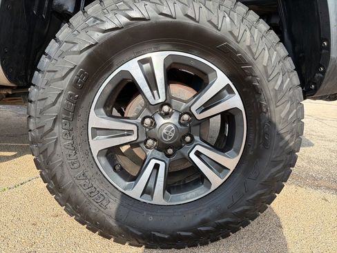 Used 2019 Toyota Tacoma TRD Off-Road image 9