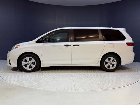 Used 2019 Toyota Sienna L image 2