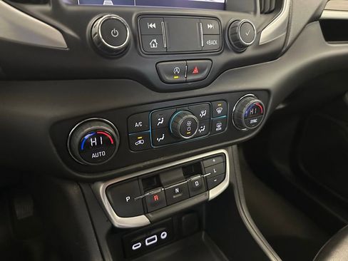 Used 2024 GMC Terrain SLT image 29