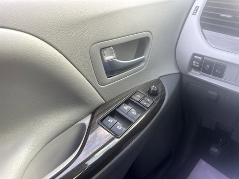 Used 2018 Toyota Sienna XLE Premium image 43