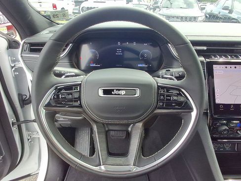 Used 2024 Jeep Grand Cherokee Overland AWD/4WD image 22