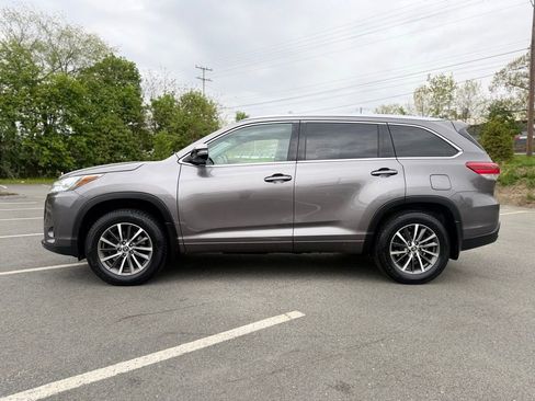 Used 2018 Toyota Highlander XLE AWD/4WD image 3