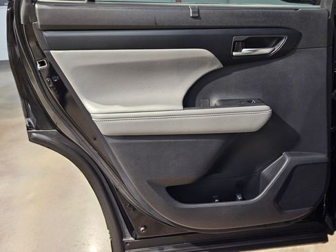 Used 2021 Toyota Highlander XLE image 34