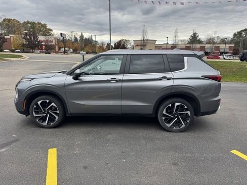 Used 2023 Mitsubishi Outlander SE image 4