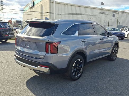 Used 2024 Kia Sorento S image 4