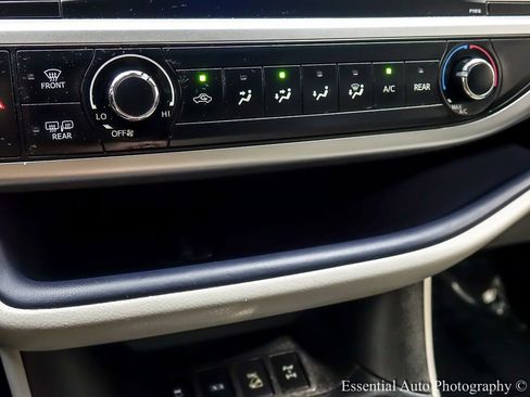 Used 2019 Toyota Highlander LE AWD/4WD image 17