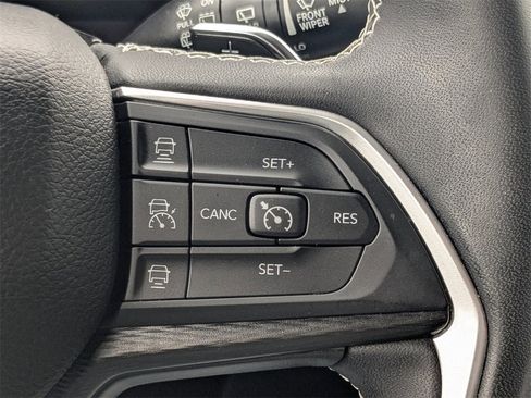 Used 2024 Jeep Grand Cherokee Laredo X image 33