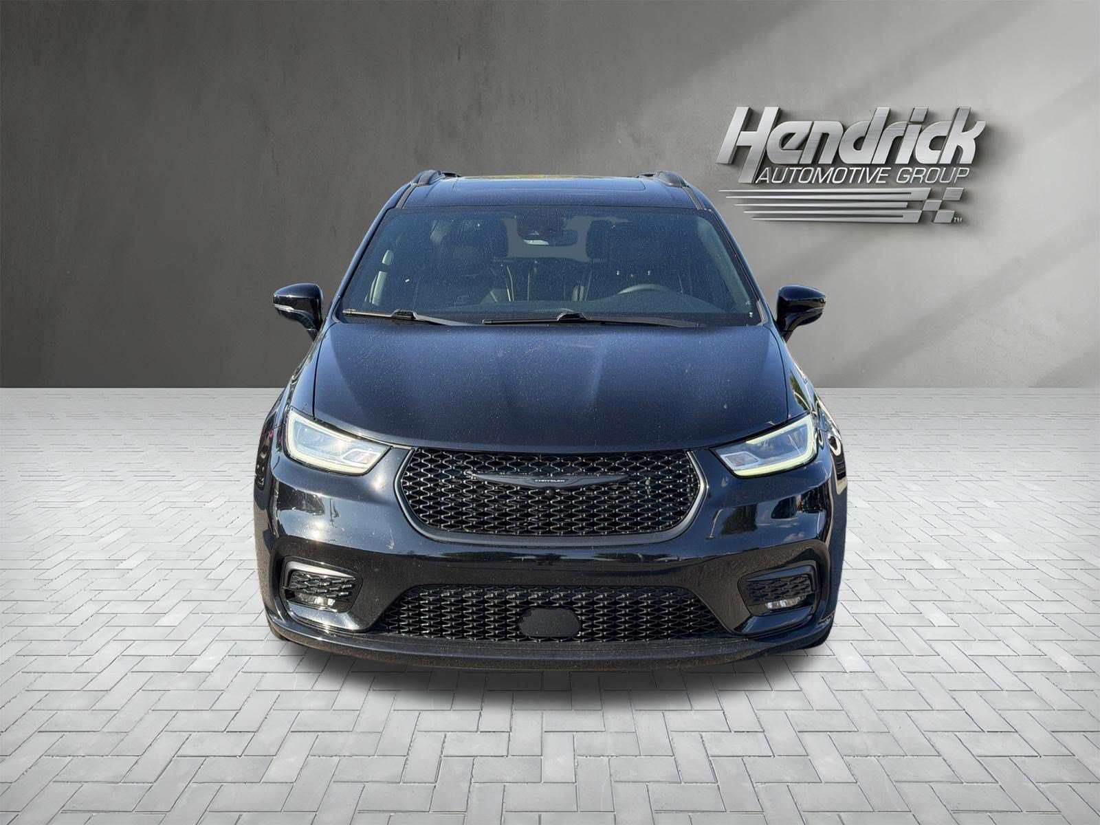 Used 2025 Chrysler Pacifica Limited FWD image 3