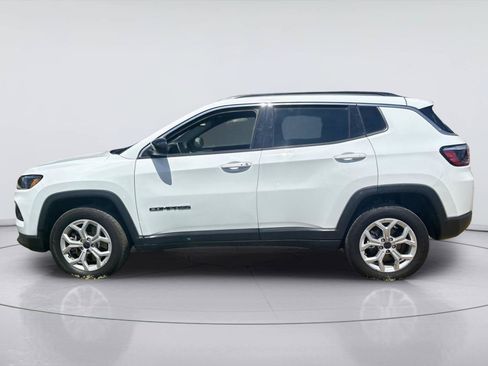 Used 2025 Jeep Compass Latitude AWD/4WD image 4