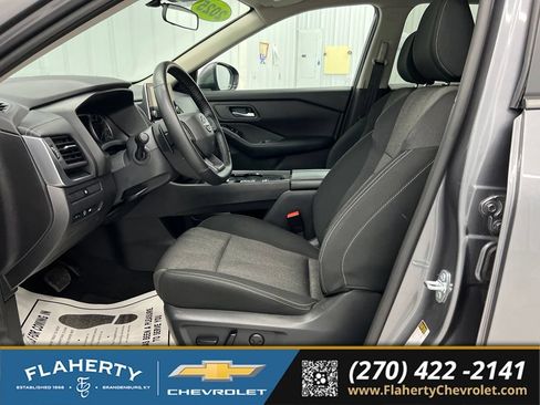 Used 2025 Nissan Rogue SV FWD image 9