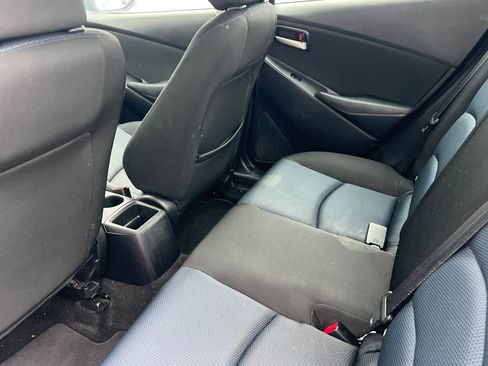 Used 2019 Toyota Yaris LE image 9