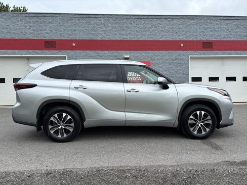 Used 2024 Toyota Highlander XLE AWD/4WD image 2