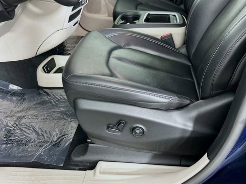 Certified 2024 Chrysler Pacifica Touring-L image 29