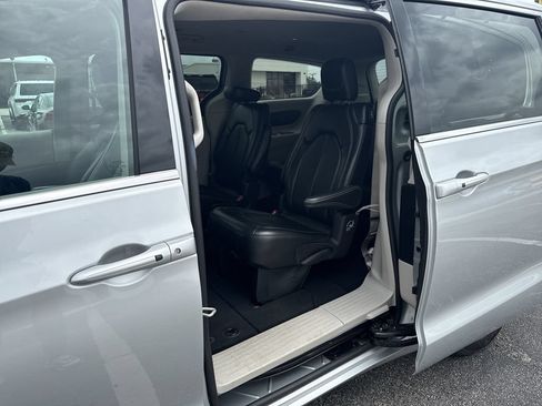 Used 2024 Chrysler Pacifica Touring-L FWD image 23