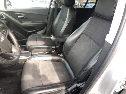 Used 2021 Chevrolet Trax LT FWD image 11