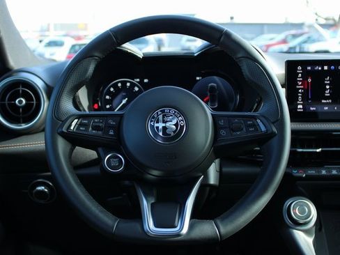 Used 2025 Alfa Romeo Tonale w/ Premium Package image 25