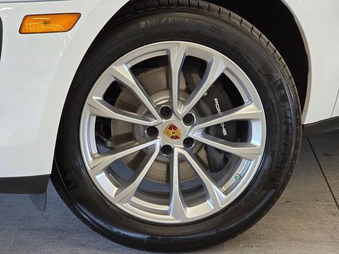 New 2026 Porsche Macan Base image 24