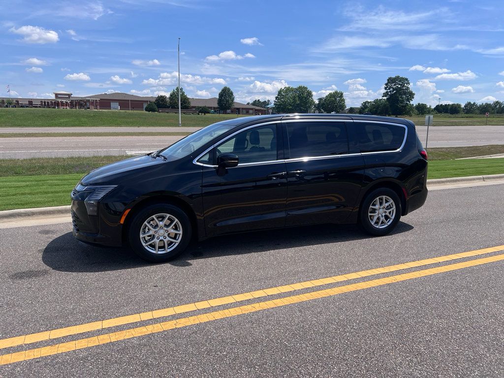 New 2027 Chrysler Pacifica Select w/ Family Tech Group FWD image 9