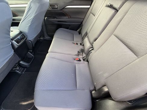 Used 2015 Toyota Highlander LE FWD image 25