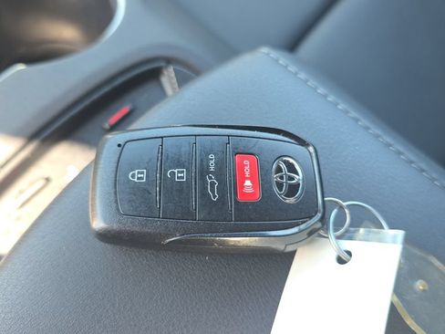 Used 2023 Toyota Venza XLE AWD/4WD image 24