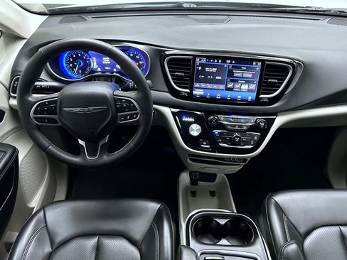 Used 2023 Chrysler Pacifica Touring-L FWD image 14