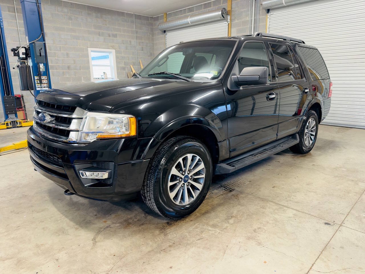 Used 2017 Ford Expedition XLT AWD/4WD image 2