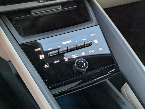 Used 2025 Porsche Macan Electric image 26