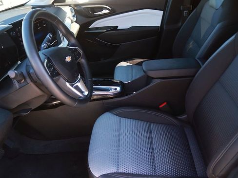 Used 2025 Chevrolet Trax LT w/ LT Convenience Package FWD image 13