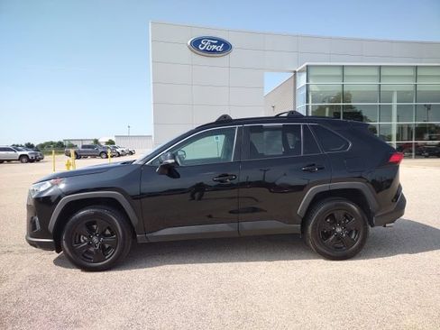 Used 2021 Toyota RAV4 XLE FWD image 2
