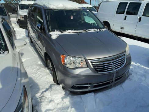 Used 2014 Chrysler Town & Country Touring-L image 3