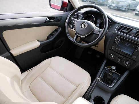 Used 2017 Volkswagen Jetta SE image 9