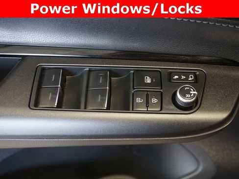 Certified 2022 Toyota Venza LE image 6