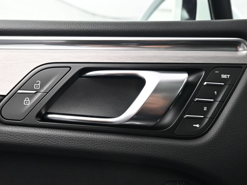 Certified 2026 Porsche Macan AWD/4WD image 18