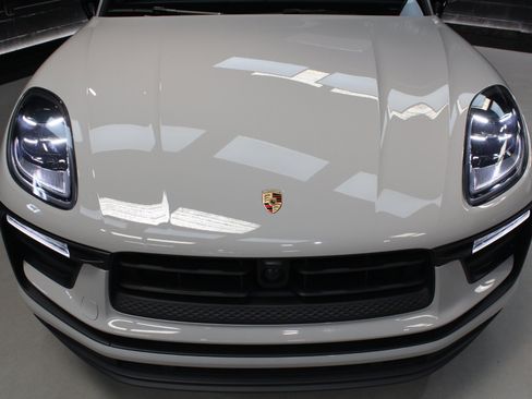 Used 2025 Porsche Macan w/ Premium Package Plus AWD/4WD image 7